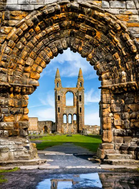 Ruines médiévales de la cathédrale de St Andrews avec arches de pierre pour voyage sur mesure en Écosse