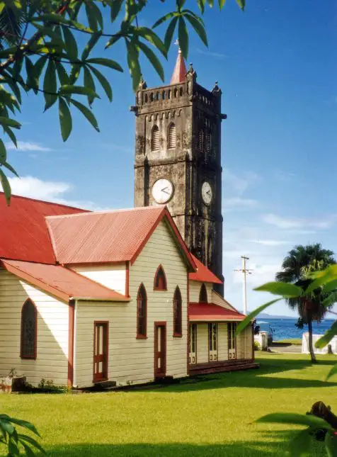 Église coloniale historique toit rouge et clocher au bord de l'océan aux Fidji pour voyage sur mesure Fidji culture patrimoine