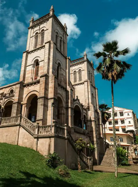 Cathédrale Sacré-Cœur Suva architecture néo-gothique tours jumelles palmiers pour voyage sur mesure Fidji découverte culturelle capitale
