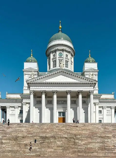Cathédrale luthérienne blanche d'Helsinki avec dômes verts et ciel bleu pour voyage sur mesure Finlande