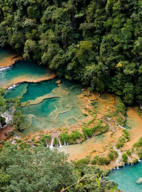 Piscines naturelles turquoise de Semuc Champey dans la jungle pour un voyage sur mesure Guatemala avec Les Sens du Voyage