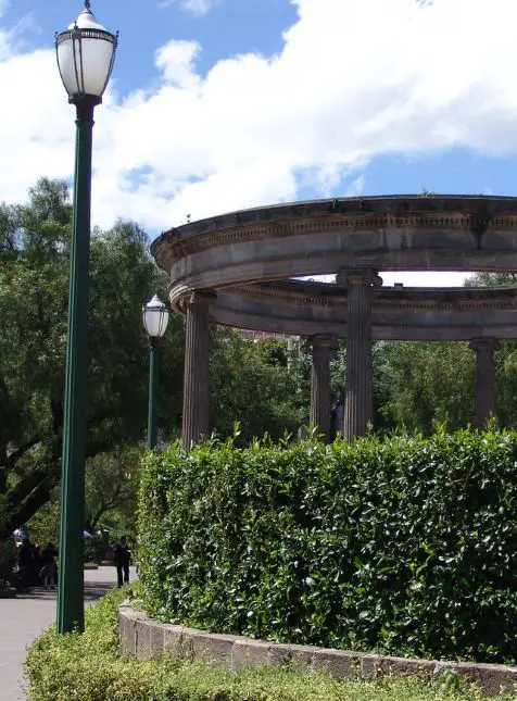 Kiosque néoclassique dans un parc verdoyant du Guatemala pour voyage sur mesure Guatemala Les Sens du Voyage