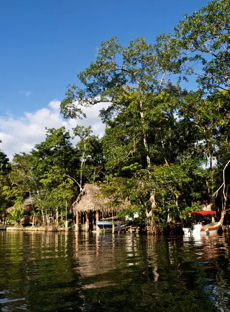 Maisons traditionnelles au bord du Rio Dulce entourées de jungle pour voyage sur mesure Guatemala Les Sens du Voyage