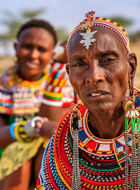 Femme Samburu parure traditionnelle perles colorées rencontre culturelle voyage sur mesure Kenya tribu authentique