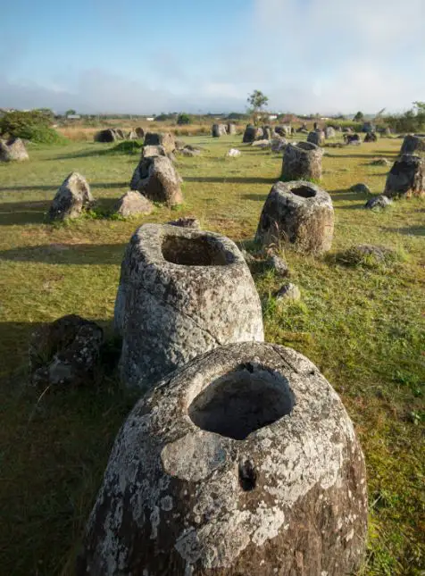 Jarres mégalithiques anciennes dans la Plaine des Jarres lors d'un voyage sur mesure au Laos