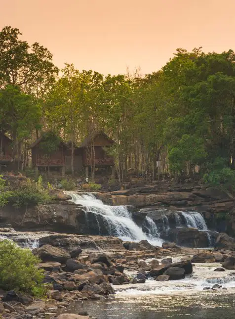 Cascade de Tad Lo entourée de jungle tropicale dans le sud du Laos pendant un voyage sur mesure au Laos