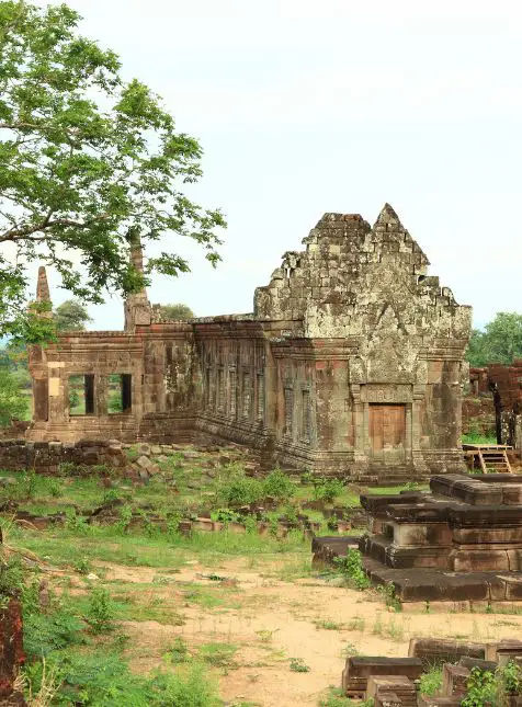 Ruines anciennes du temple khmer Vat Phou à Champassak lors d'un voyage sur mesure au Laos