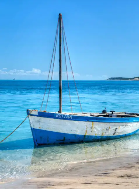 Bateau de pêcheur traditionnel sur eau cristalline du Mozambique lors d'un voyage sur mesure en Afrique australe