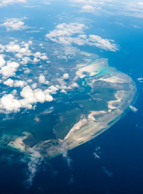 Vue aérienne d'île paradisiaque entourée de lagons turquoise lors d'un voyage sur mesure au Mozambique