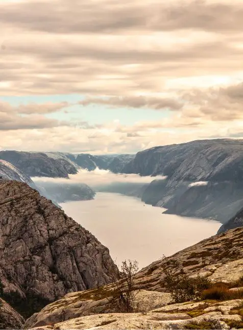 Vue panoramique du Lysefjord avec falaises et nuages depuis les hauteurs lors d'un voyage sur mesure en Norvège