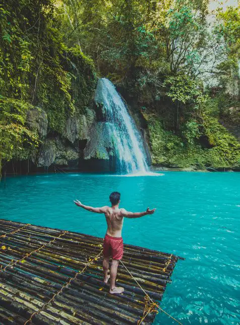 Cascades Kawasan Falls Cebu radeau bambou eaux turquoise - voyage sur mesure Philippines