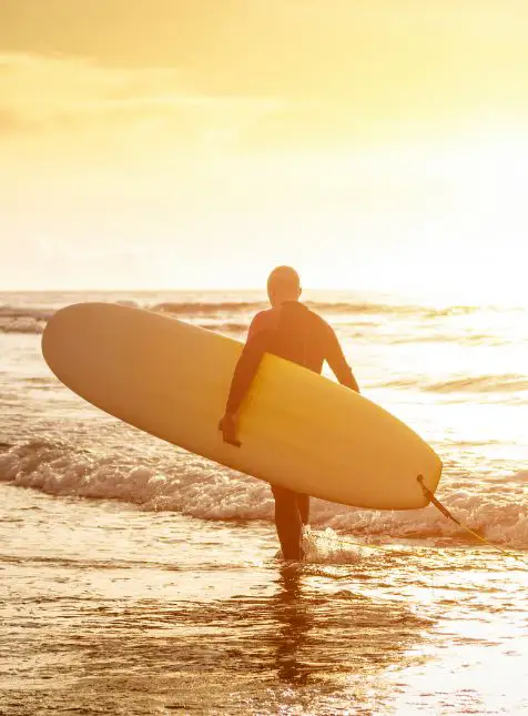 Surfeur planche Siargao coucher de soleil Cloud 9 Philippines - voyage sur mesure Philippines