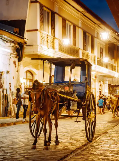 Calesa calèche traditionnelle Vigan architecture coloniale nuit Philippines - voyage sur mesure Philippines