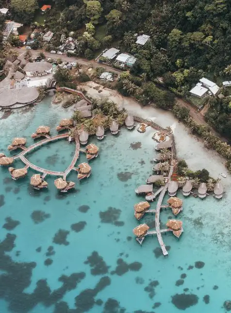 Vue aérienne bungalows sur pilotis lagon turquoise Polynésie - voyage sur mesure en Polynésie Les Sens du Voyage