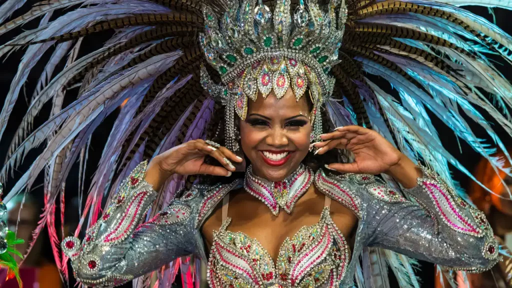 Reine de samba en costume argenté et coiffe de plumes au carnaval de Rio lors d'un voyage sur mesure au Brésil