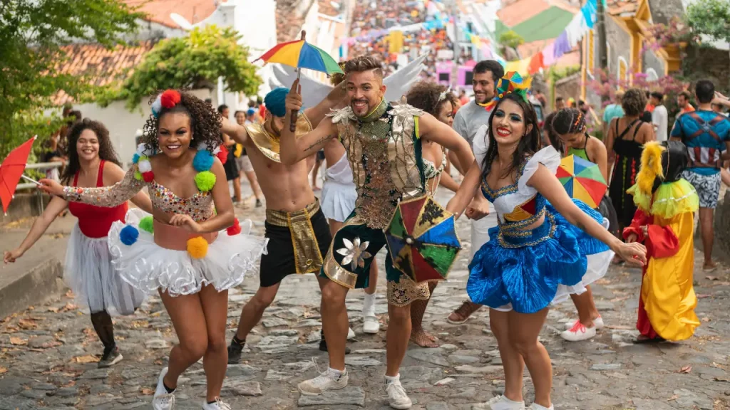 Danseurs en costumes colorés dans les rues pavées d'Olinda pendant le carnaval lors d'un voyage sur mesure au Brésil