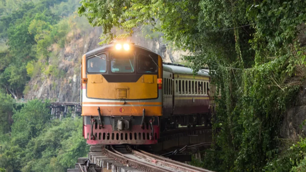 Train traversant le viaduc en bois de la rivière Kwaï dans la jungle à Kanchanaburi lors d'un voyage sur mesure en Thaïlande