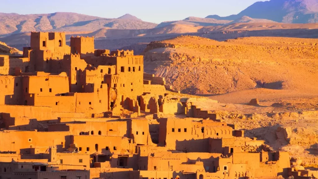 Kasbah d'Aït-Ben-Haddou en pisé ocre illuminée au coucher du soleil lors d'un voyage sur mesure au Maroc