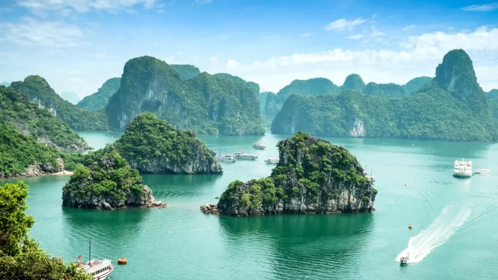 Vue panoramique sur les îlots karstiques et les eaux turquoise de la baie d'Halong lors d'un voyage sur mesure au Vietnam