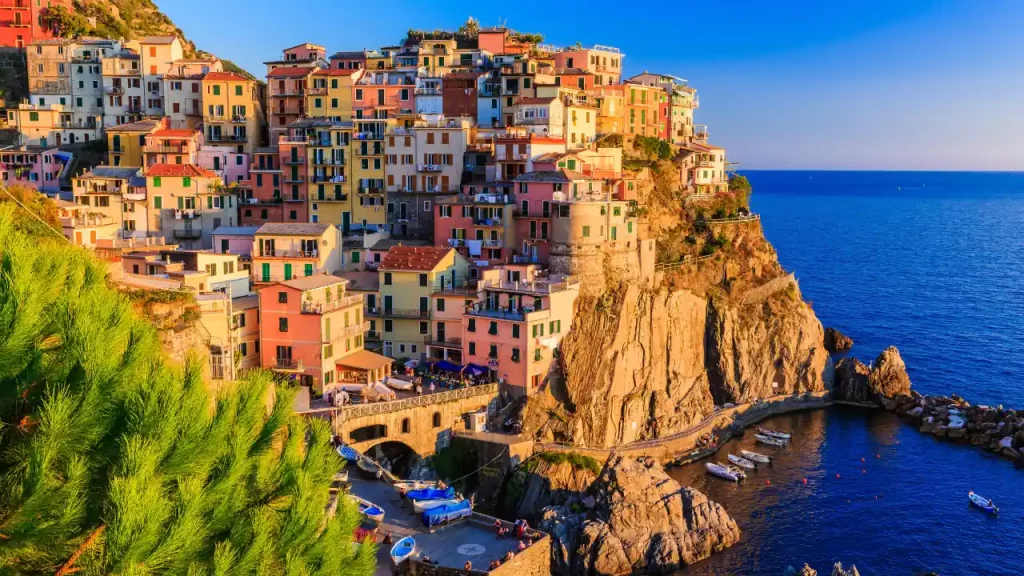 Village de Manarola aux maisons colorées accroché aux falaises des Cinque Terre lors d'un voyage sur mesure en Italie