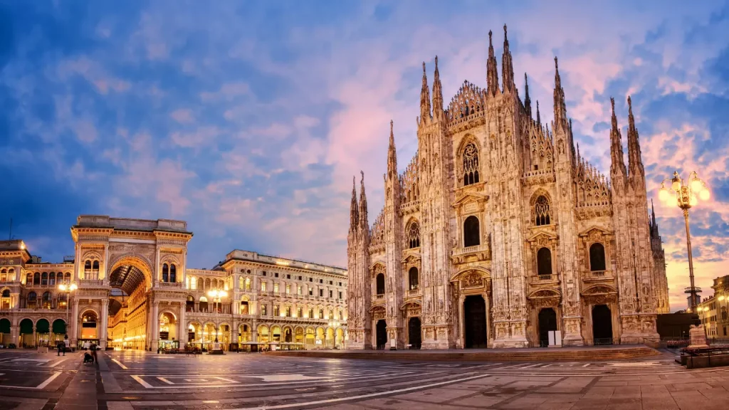 Cathédrale du Duomo et Galleria Vittorio Emanuele II illuminées au crépuscule à Milan lors d'un voyage sur mesure en Italie