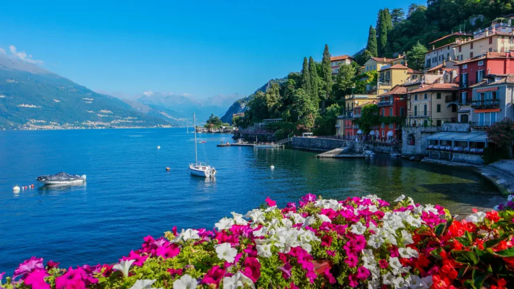 Village de Varenna et ses maisons colorées au bord du lac de Côme encadrées de fleurs lors d'un voyage sur mesure en Italie