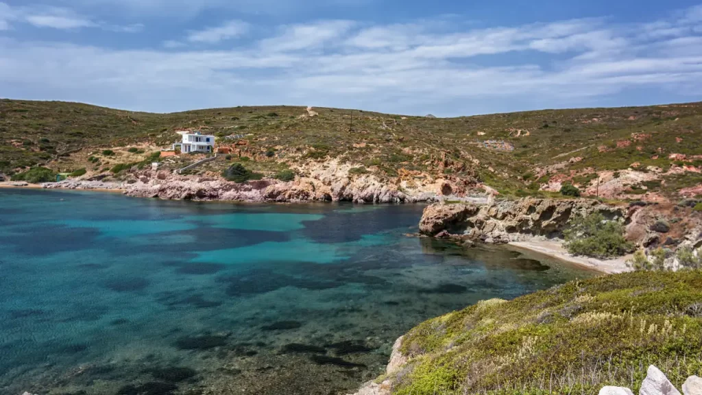 Crique sauvage aux eaux turquoise encadrée de falaises ocre à Kimolos lors d'un voyage sur mesure en Grèce