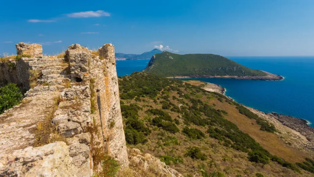 Ruines de château médiéval avec vue sur un îlot verdoyant en mer Égée lors d'un voyage sur mesure en Grèce