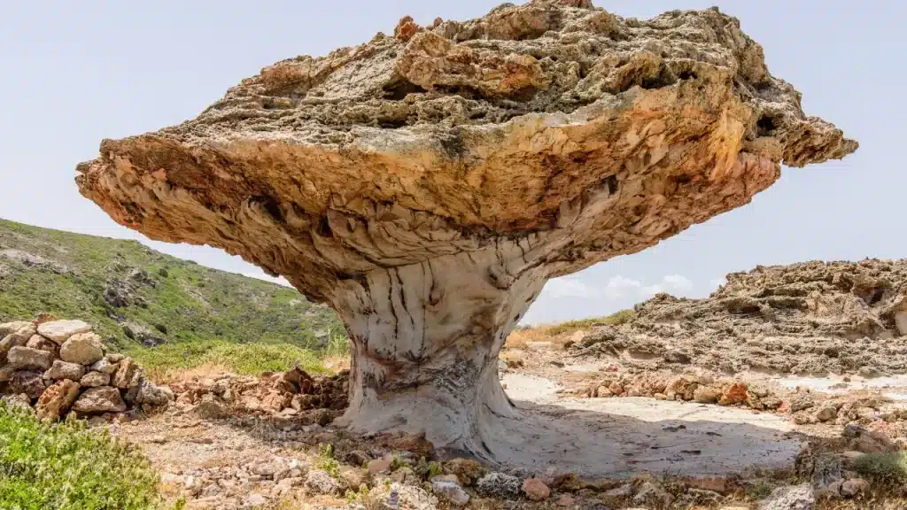 Formation rocheuse en forme de champignon géant sculptée par l'érosion sur l'île de Kimolos lors d'un voyage sur mesure en Grèce