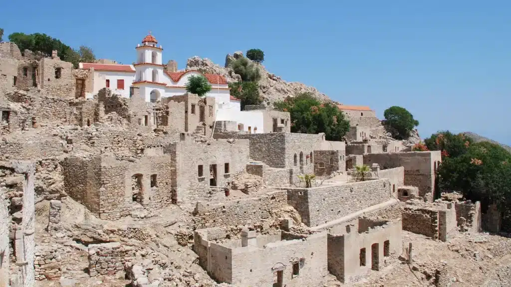 Ruines d'un village de pierre médiéval avec église orthodoxe au sommet dans les Cyclades lors d'un voyage sur mesure en Grèce