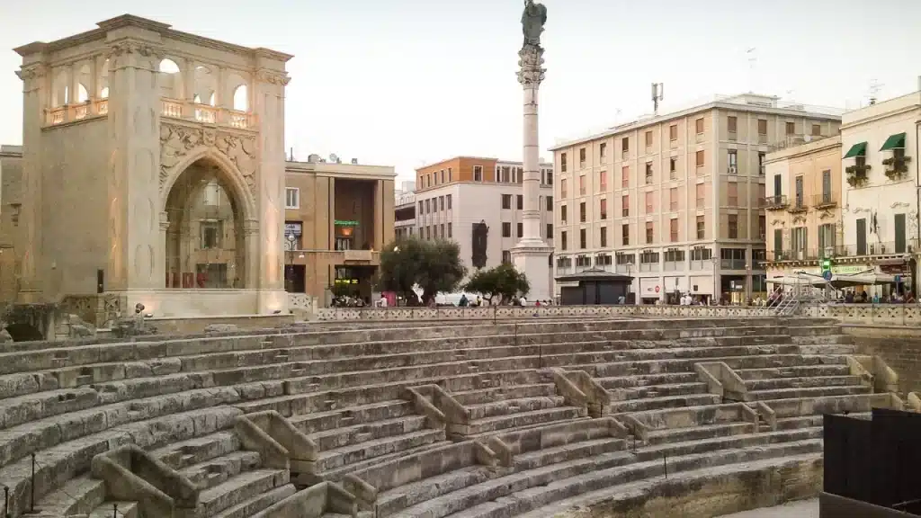 Amphithéâtre romain et colonne de Sant'Oronzo sur la piazza centrale de Lecce lors d'un voyage sur mesure en Italie
