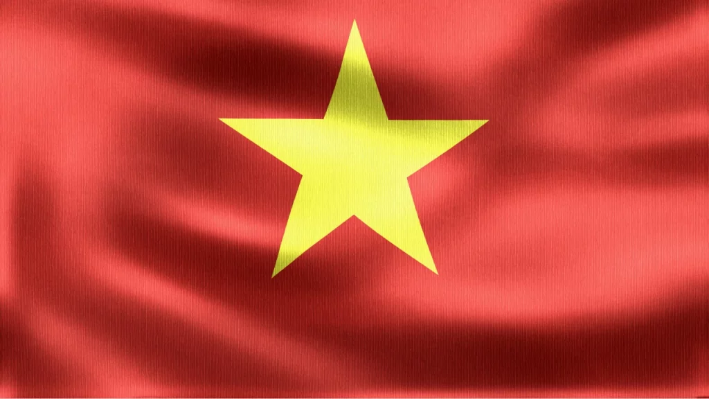 Drapeau rouge à étoile dorée du Vietnam, symbole national lors d'un voyage sur mesure au Vietnam