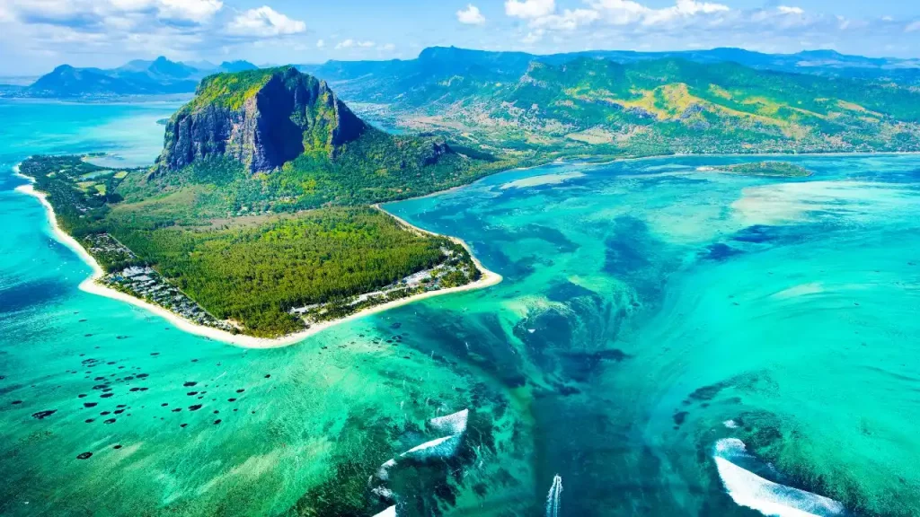 Vue aérienne du Morne Brabant et du lagon aux eaux turquoise de l'Île Maurice lors d'un voyage de noces sur mesure