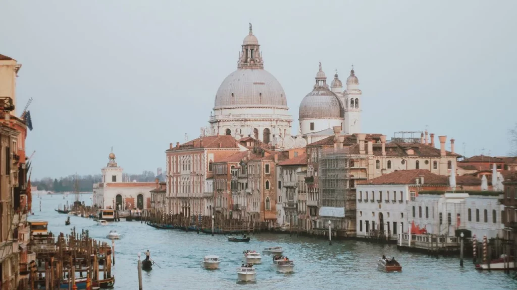 Grand Canal de Venise avec la basilique Santa Maria della Salute en arrière-plan lors d'un voyage de noces sur mesure en Italie