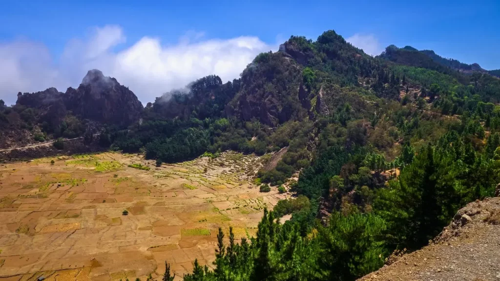 Vallée agricole en terrasses entourée de montagnes verdoyantes