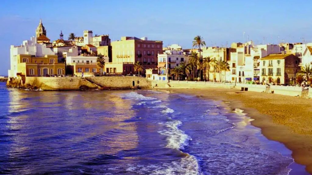 Plage et vieille ville de Sitges en Espagne