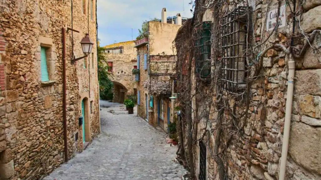 Ruelle pavée d'un village médiéval en pierre du sud de France