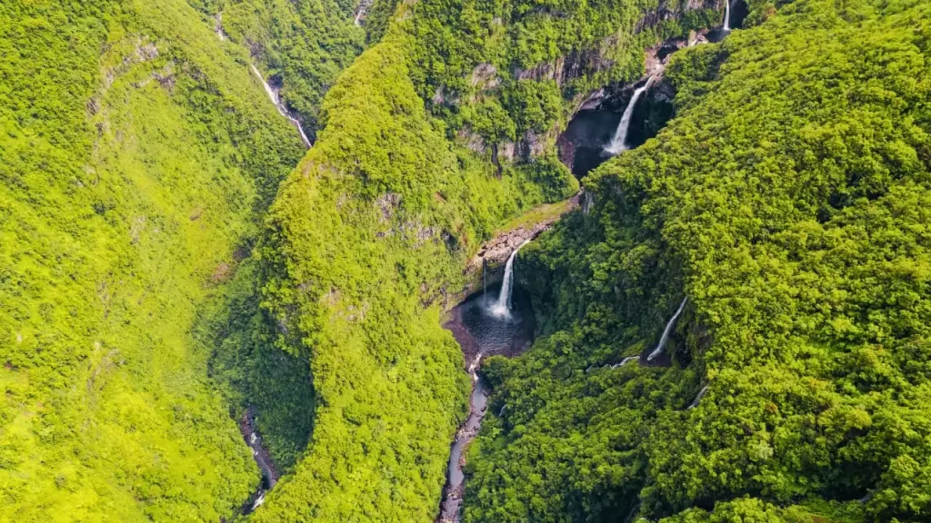 Vue aérienne de cascades dans un canyon tropical verdoyant