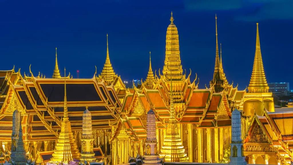 Grand Palais royal de Bangkok illuminé la nuit en Thaïlande
