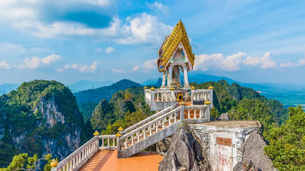 Temple bouddhiste au sommet d'une montagne en Thaïlande